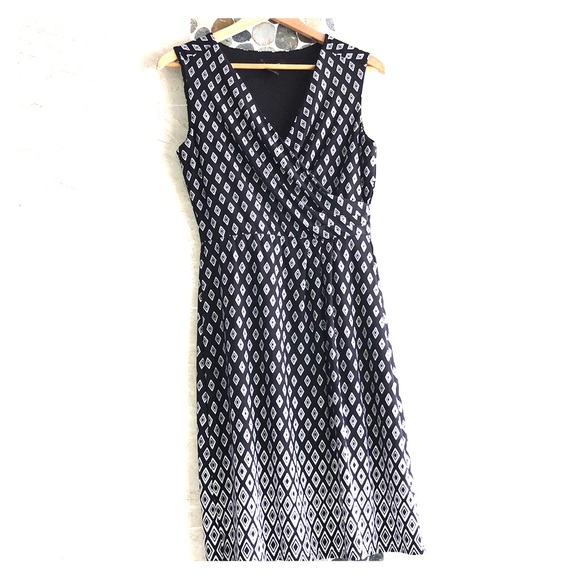 White House Black Market Dresses & Skirts - WHBM sleeveless Midi Black & White Dress NWOT